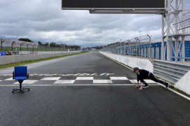 Course de fauteuils roulants à Albi : une journée de solidarité et de sport ligne de départ du circuit d'Albi